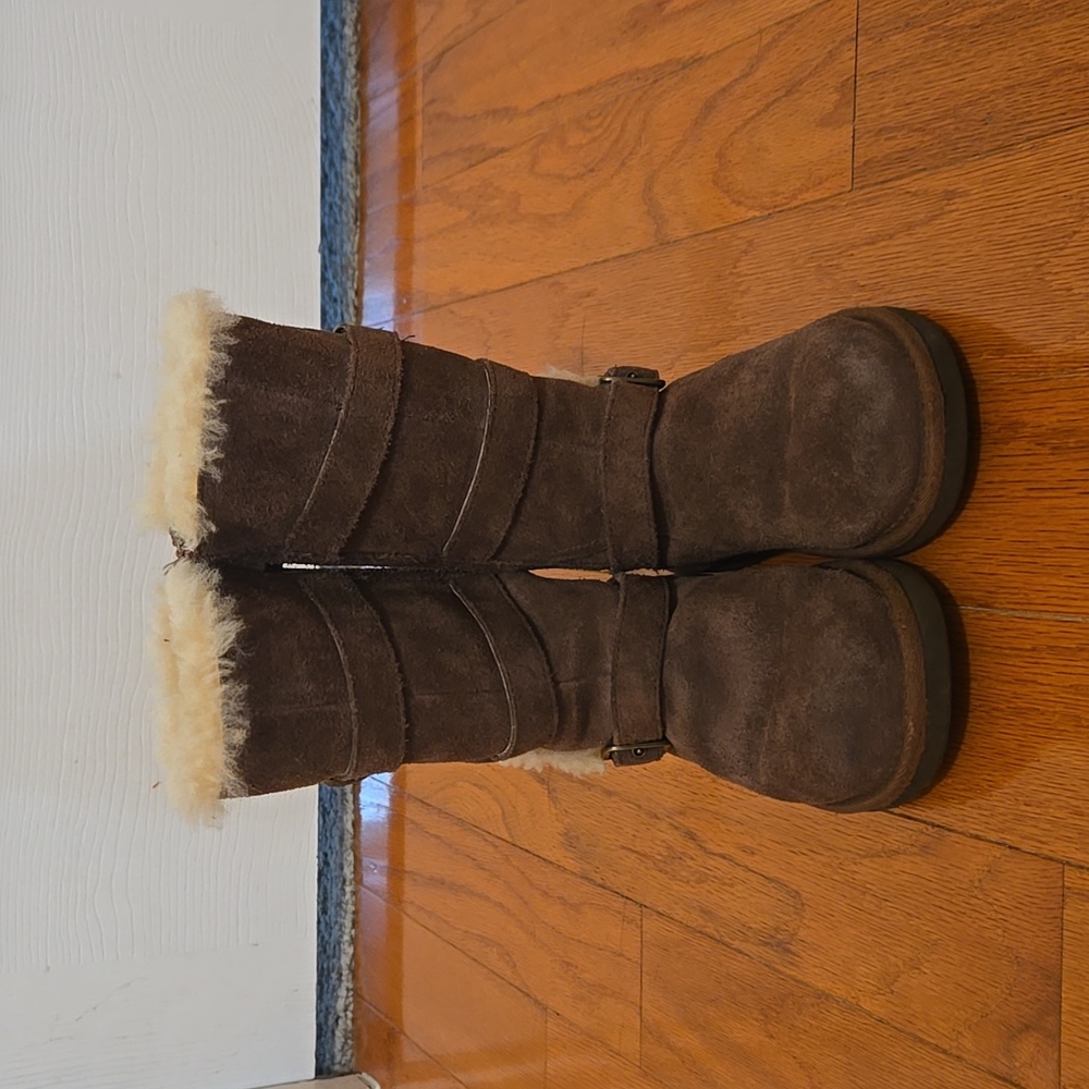 UGG CHOCOLATE BROWN MADDI BOOTS in size C10